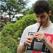 Músico de instrumentos de viento como flauta travesera e irlandesa